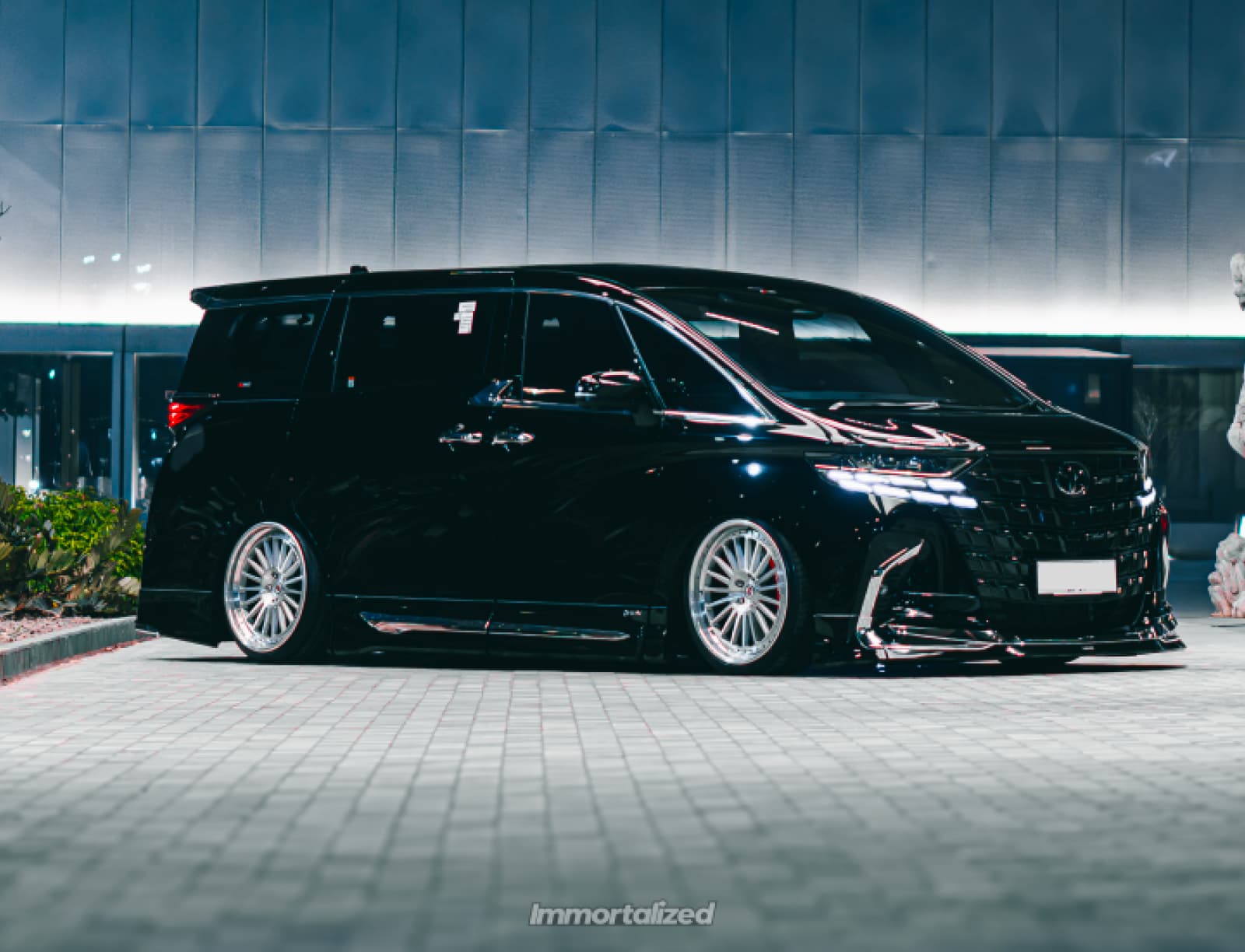 Toyota Alphard 2.5 HEV